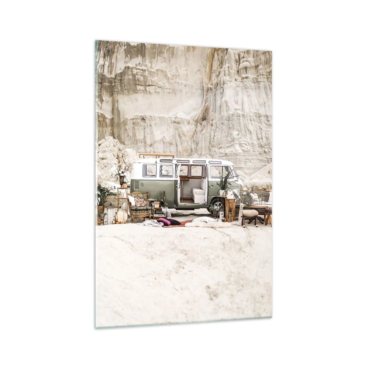 Obraz na szkle - Retro camper z aranżacją boho na tle skalistego krajobrazu - 70x100cm - Podróż czas zacząć - Nowoczesna dekoracja ścienna do salonu i sypialni ARTTOR