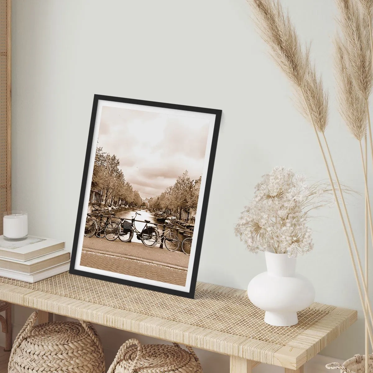Plakat w czarnej ramie - Rowery przy kanale w stylu sepii - 50x70cm - Holenderskie klimaty - Nowoczesna dekoracja ścienna do salonu i sypialni ARTTOR