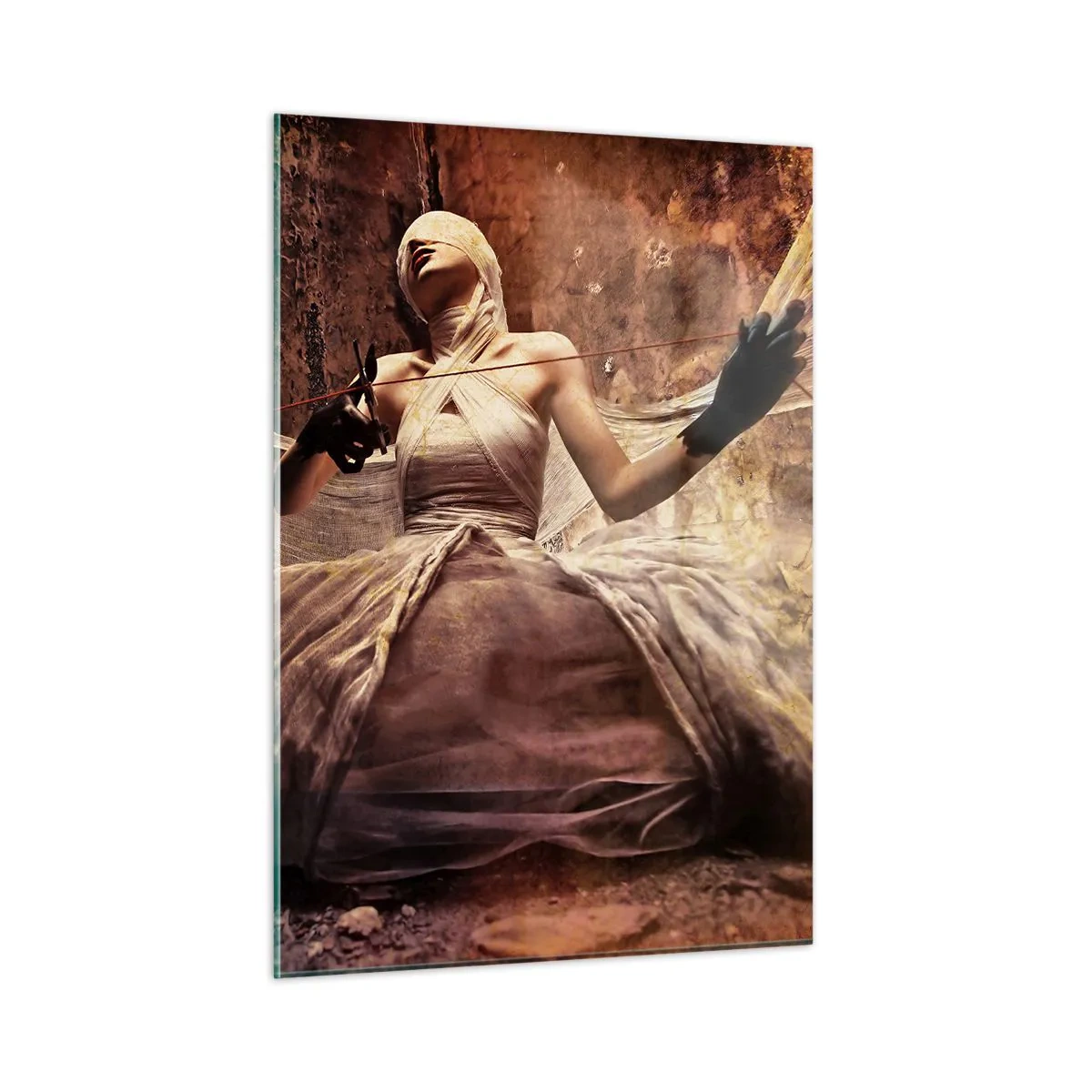 Obraz na szkle - Postać kobiety w artystycznym otoczeniu z tkaninami - 50x70cm - Bogini losu - Nowoczesna dekoracja ścienna do salonu, kuchni i sypialni ARTTOR