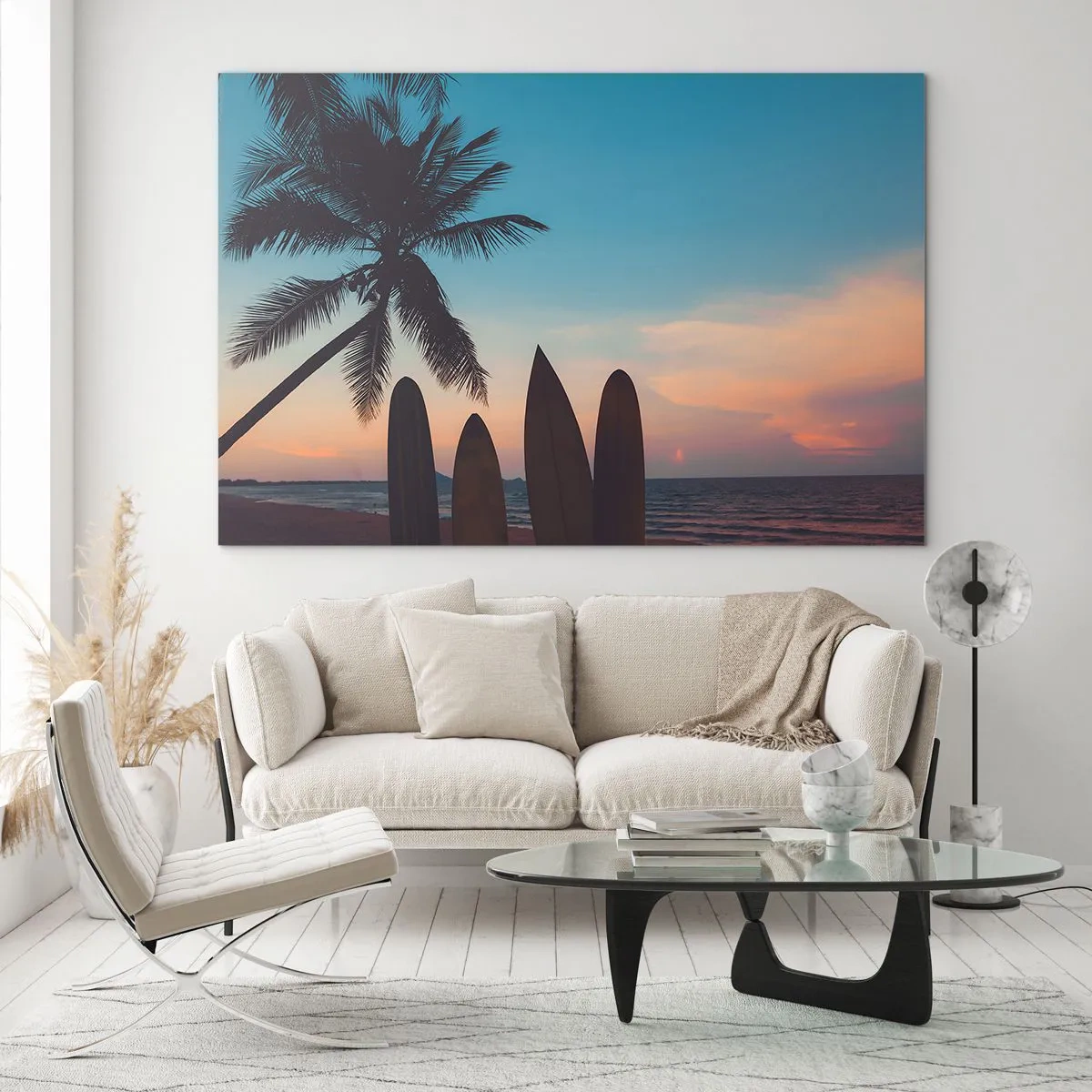 Obraz na szkle - Palma i deski surfingowe na plaży o zachodzie słońca - 70x50cm - Jutro też będzie zabawa - Nowoczesna dekoracja ścienna do salonu i sypialni ARTTOR