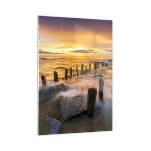 Obraz na szkle - Zachód słońca nad morzem z drewnianymi palami na plaży - 50x70cm - Surowe piękno Bałtyku - Nowoczesna dekoracja ścienna do salonu, kuchni i sypialni ARTTOR