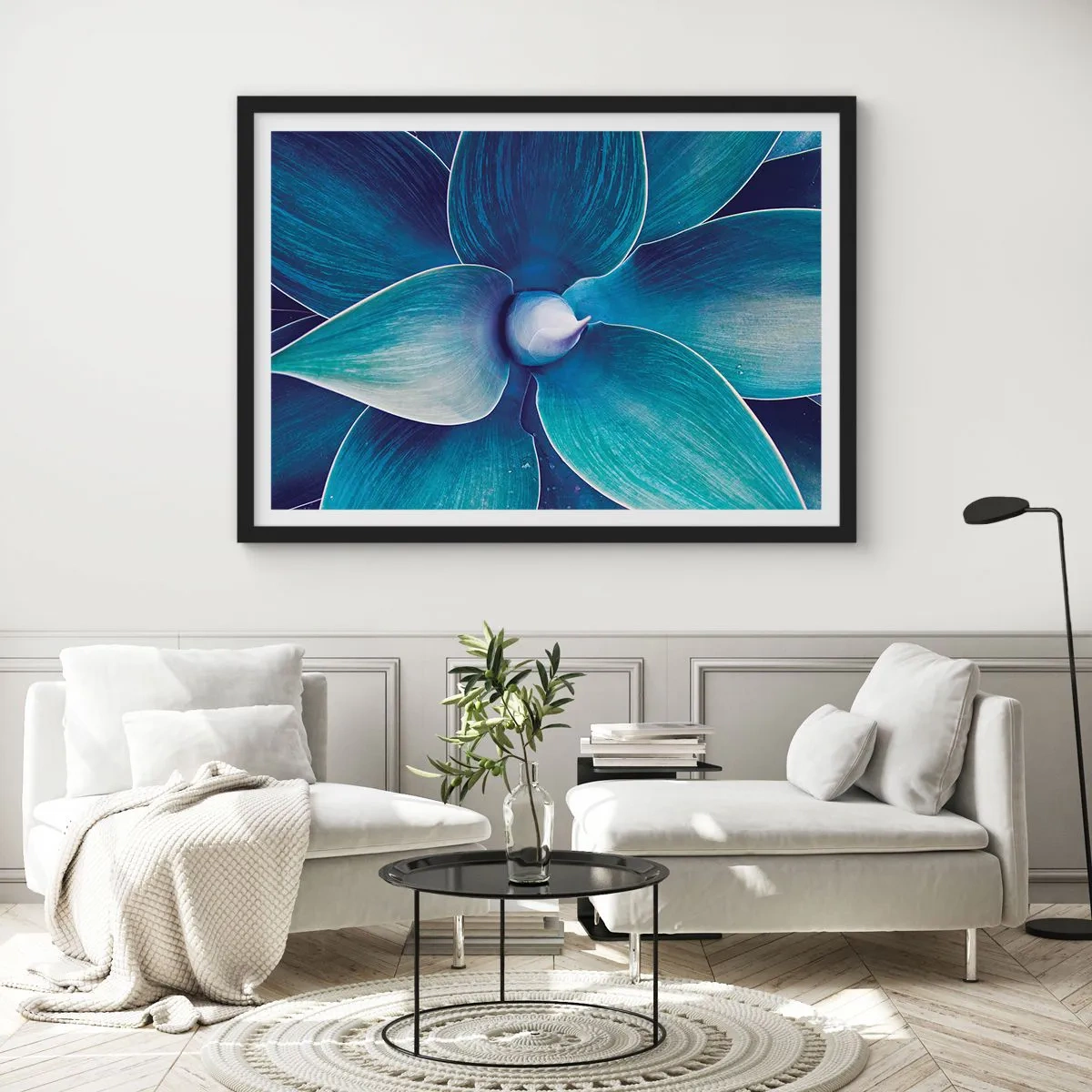 Plakat w czarnej ramie - Zbliżenie na abstrakcyjny kwiat w odcieniach błękitu - 70x50cm - Zbłękitniały od nieba - Nowoczesna dekoracja ścienna do salonu i sypialni ARTTOR