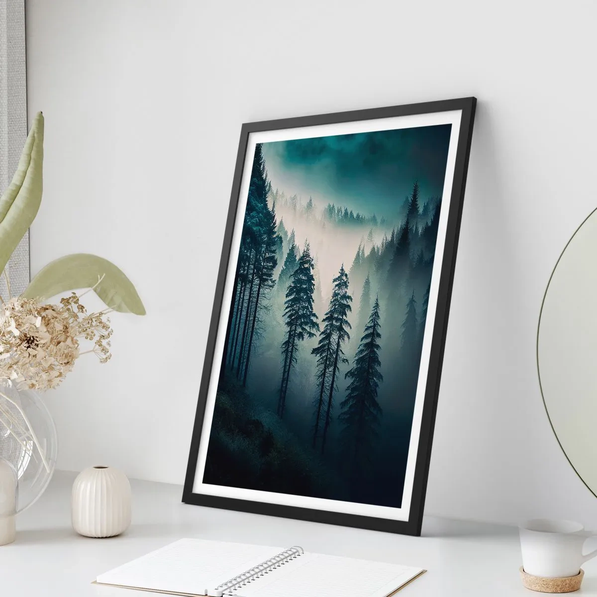 Plakat w czarnej ramie - Mroczny las spowity mgłą - 50x70cm - Górski poranek - Nowoczesna dekoracja ścienna do salonu i sypialni ARTTOR