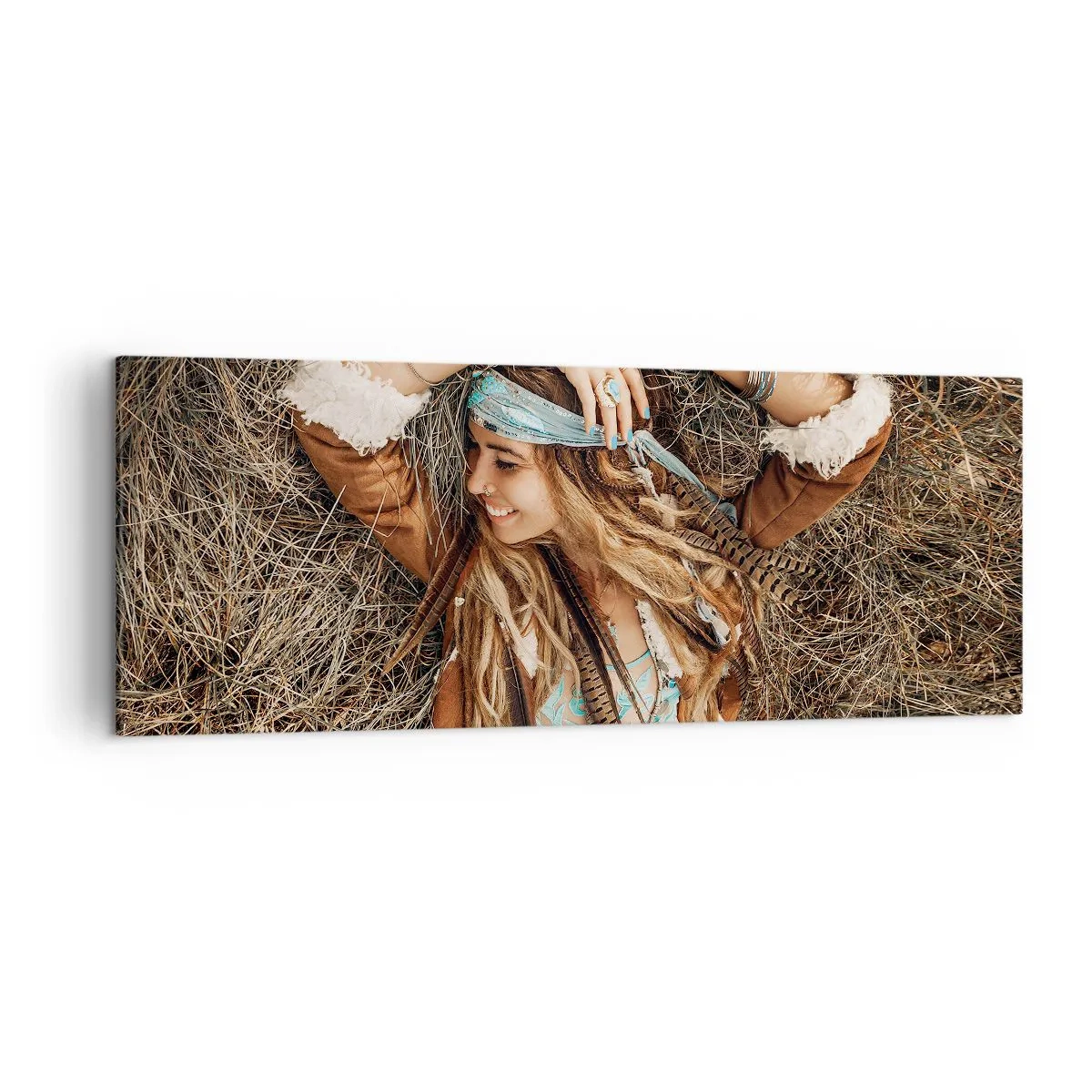 Obraz na płótnie - Kobieta w stylu boho leżąca na sianie - 140x50cm - W drodze do lata miłości - Nowoczesna dekoracja ścienna do salonu i sypialni ARTTOR