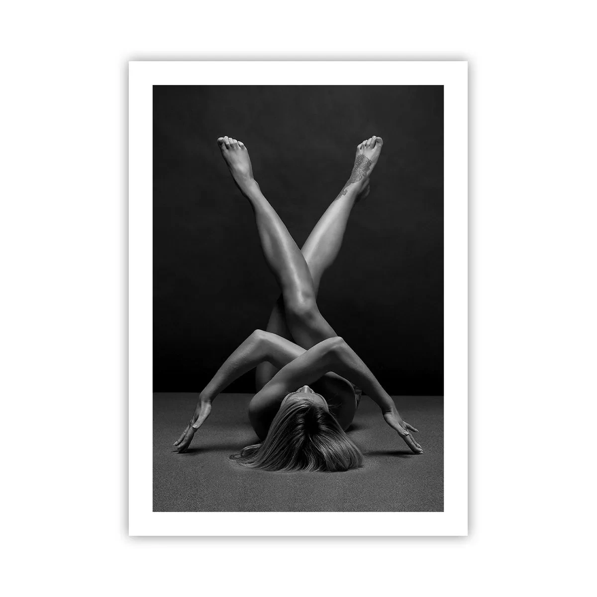 Plakat - Artystyczne ujęcie kobiecej sylwetki w czerni i bieli - 50x70cm - Geometria nagości - Nowoczesna dekoracja ścienna do salonu, kuchni i sypialni ARTTOR