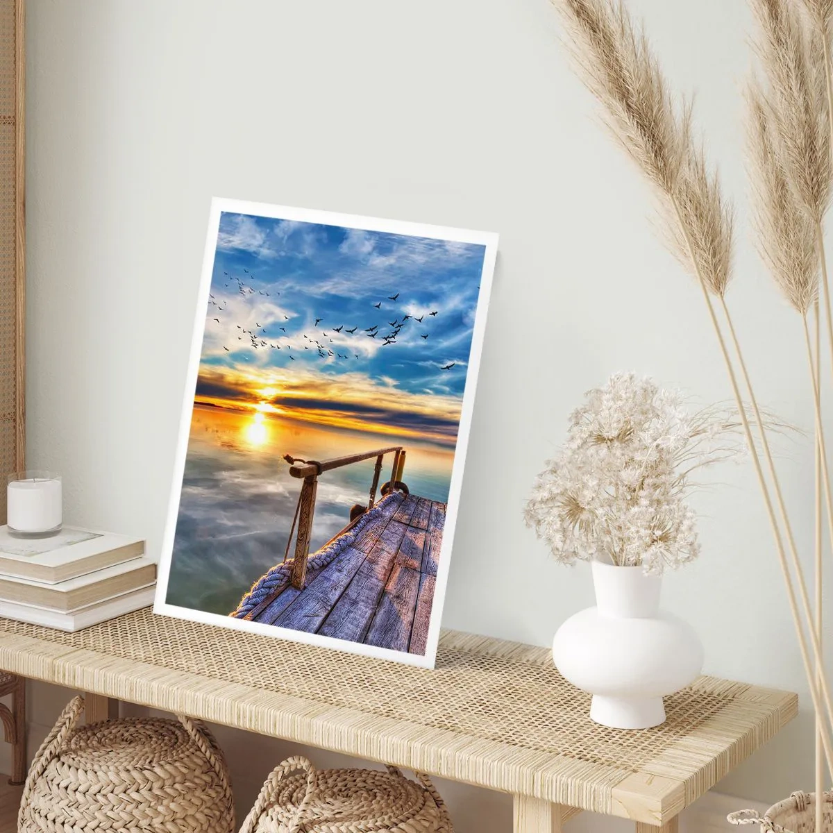 Plakat - Drewniany pomost nad jeziorem o zachodzie słońca - 50x70cm - Wiatr idzie na spoczynek - Nowoczesna dekoracja ścienna do salonu, kuchni i sypialni ARTTOR