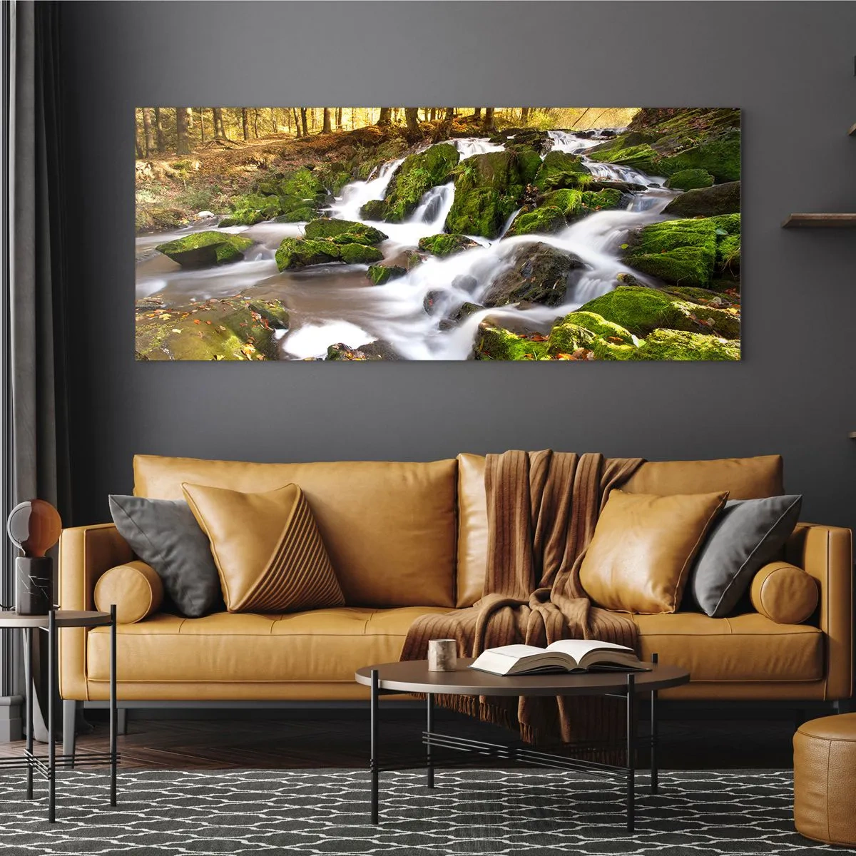 Obraz na szkle - Zalesiony krajobraz z wodospadem otoczonym mchem - 160x50cm - Bystro przez jesienny las - Nowoczesna dekoracja ścienna do salonu i sypialni ARTTOR