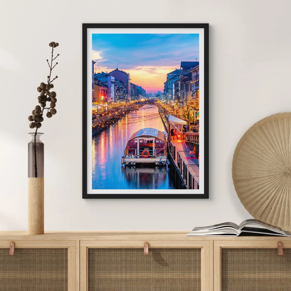 Plakat w czarnej ramie - Kanał z łodzią i oświetleniem wieczornym w pastelowym zachodzie - 50x70cm - Wieczór światła i zabawy - Nowoczesna dekoracja ścienna do salonu i sypialni ARTTOR