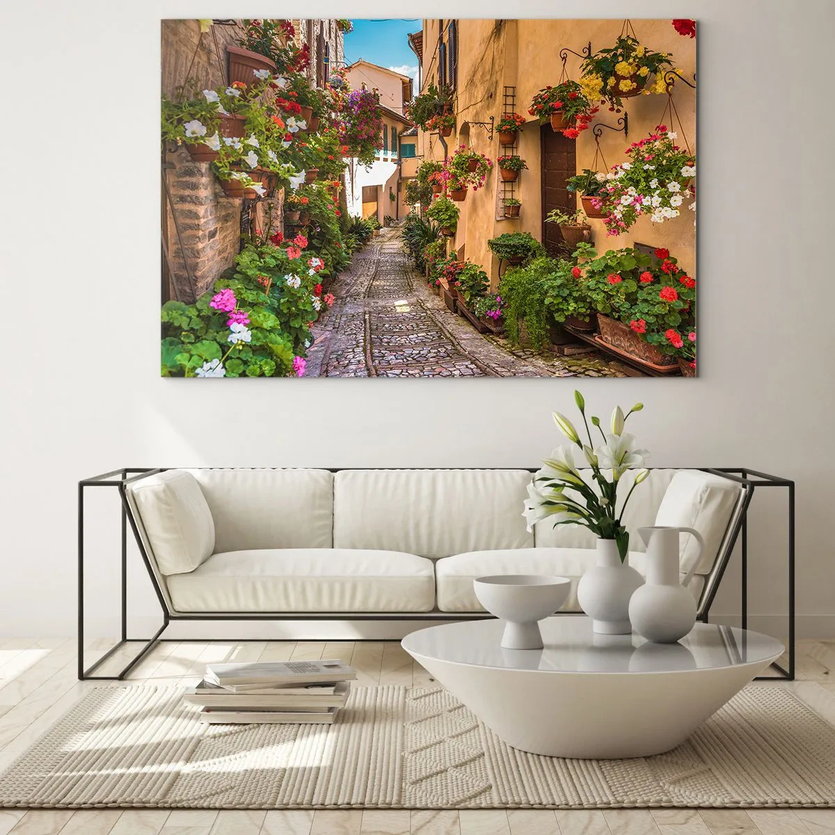 Obraz na szkle - Uroczy włoski zaułek z kwiatami w doniczkach i brukowaną uliczką - 70x50cm - Włoski zaułek - Nowoczesna dekoracja ścienna do salonu i sypialni ARTTOR