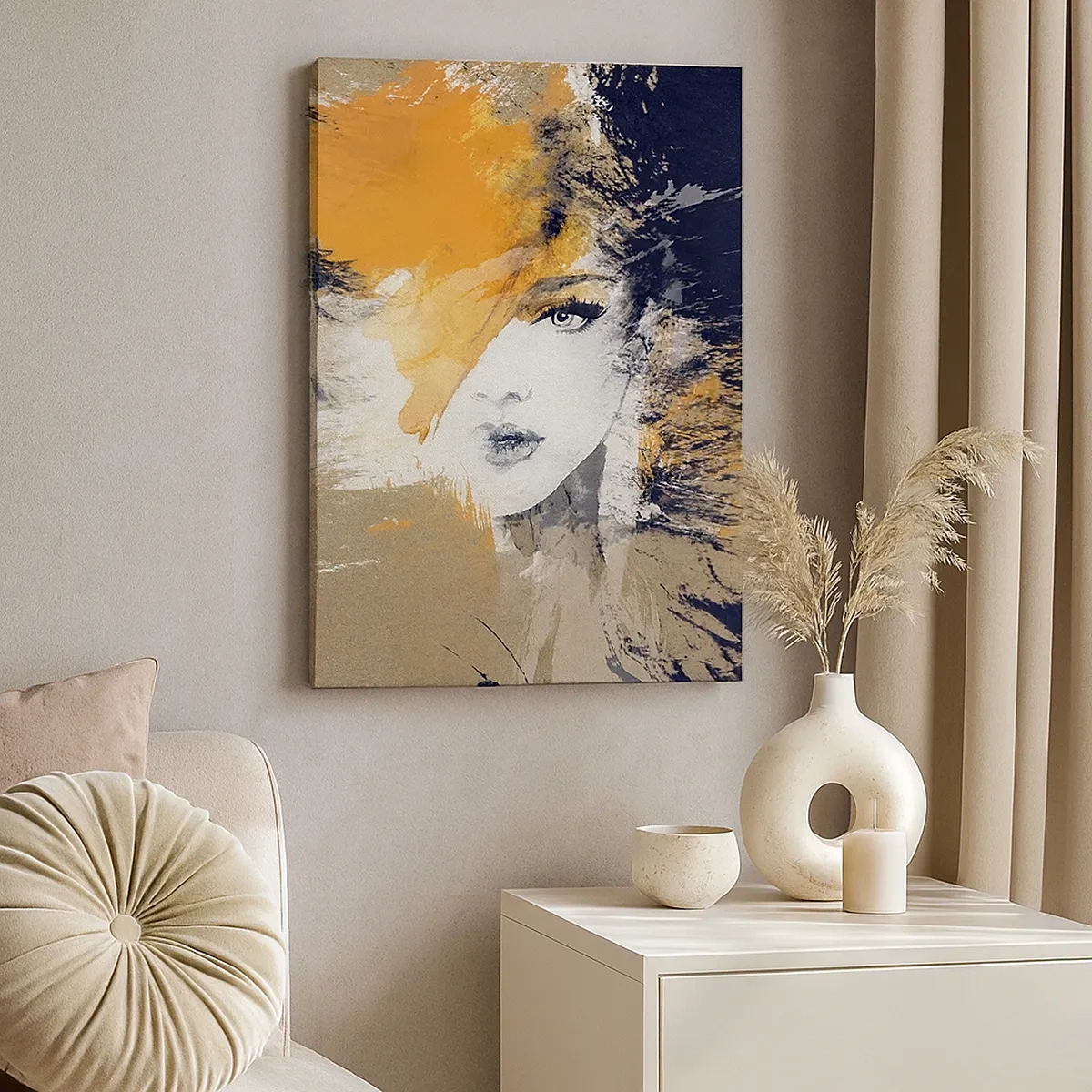 Obraz na płótnie - Abstrakcyjny portret kobiety w odcieniach złota i granatu - 50x70cm - I staje się światło - Nowoczesna dekoracja ścienna do salonu, kuchni i sypialni ARTTOR