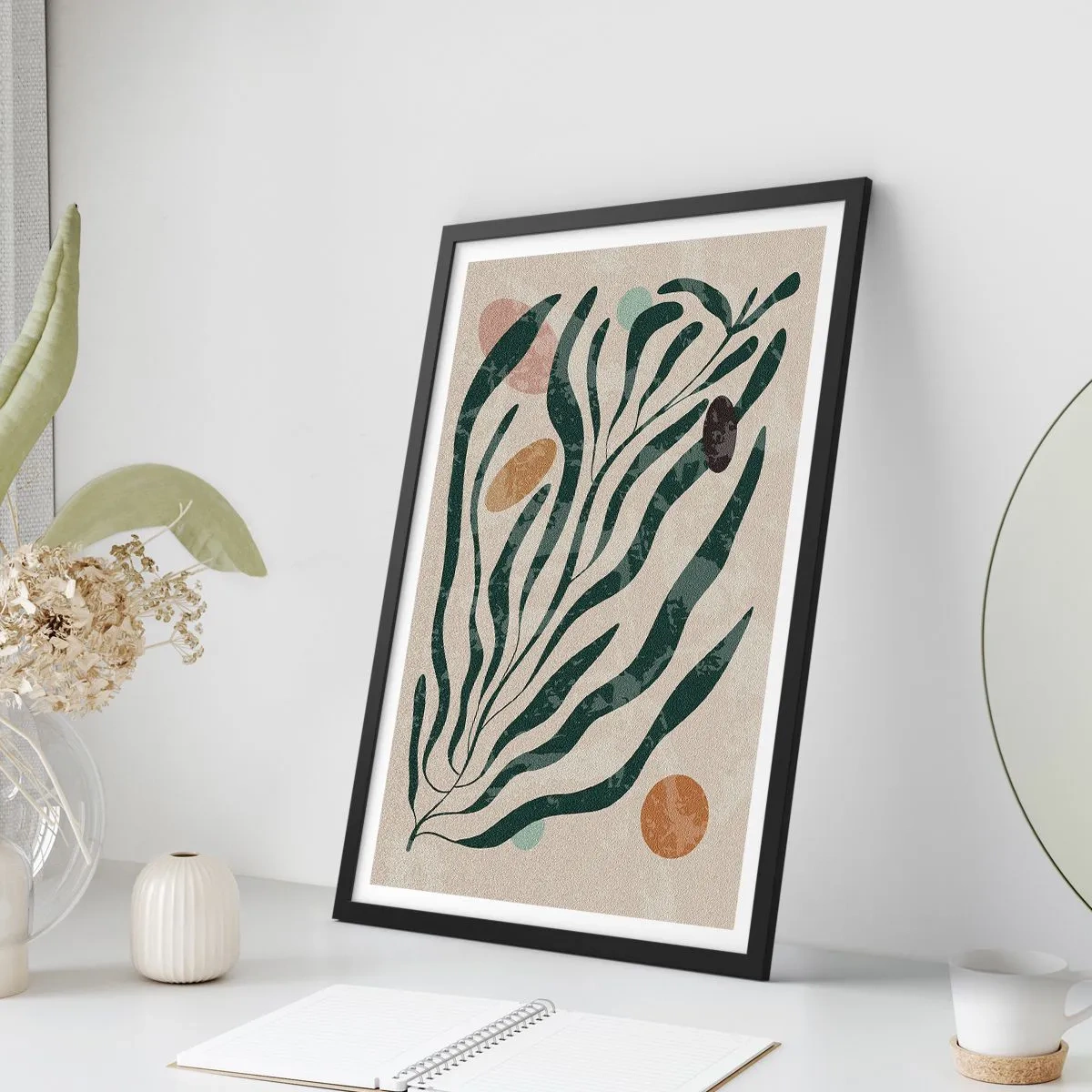 Plakat w czarnej ramie - Abstrakcyjna roślinna kompozycja w zieleni i beżu - 50x70cm - Pośród zieleni - Nowoczesna dekoracja ścienna do salonu i sypialni ARTTOR