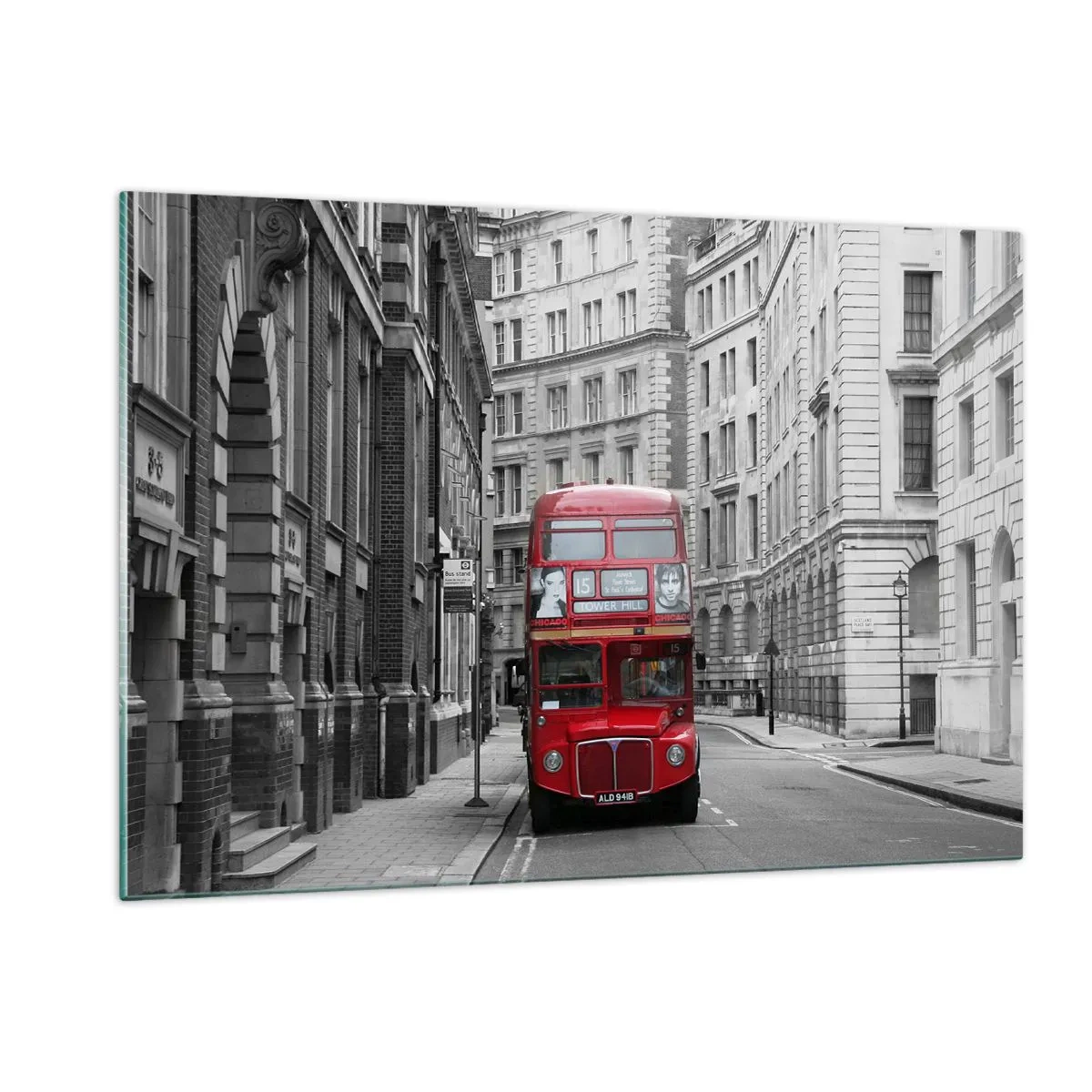 Obraz na szkle - Czerwony autobus wśród monochromatycznych ulic miasta - 120x80cm - Codzienność nie musi być szara - Nowoczesna dekoracja ścienna do salonu, kuchni i sypialni ARTTOR