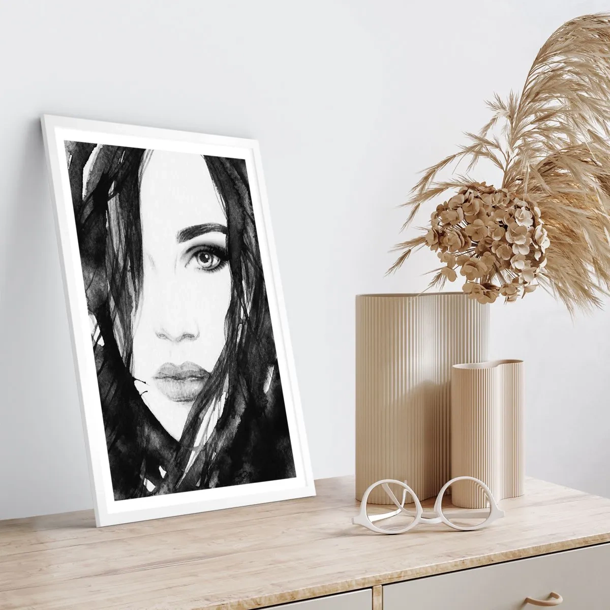 Plakat w białej ramie - Portret damy w czerni i bieli - 50x70 cm