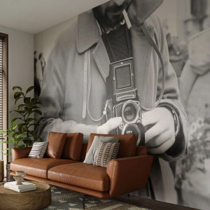 Fototapeta Premium Sand - Mężczyzna z retro aparatem w czerni i bieli - 100x70cm - W stylu retro - Nowoczesna dekoracja ścienna do salonu, kuchni i sypialni ARTTOR