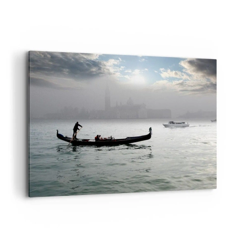 Obraz na płótnie - Gondola płynąca po wodach Wenecji w mglisty poranek z widokiem na miasto - 120x80cm - Bajeczne miasto z wody i mgły - Nowoczesna dekoracja ścienna do salonu, kuchni i sypialni ARTTOR