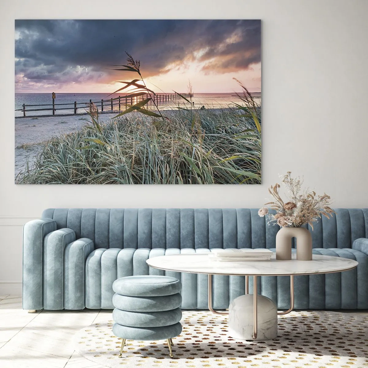 Obraz na szkle - Plaża o zachodzie słońca z widokiem na pomost, otoczona trawami - 70x50cm - Nie przemija z wiatrem - Nowoczesna dekoracja ścienna do salonu i sypialni ARTTOR