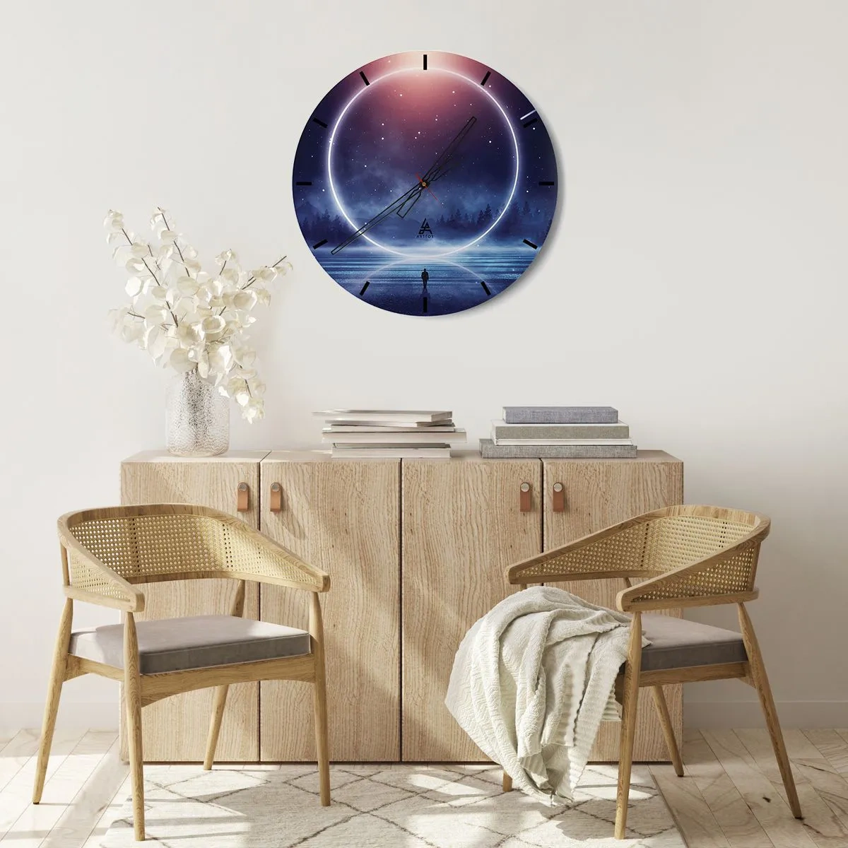 Zegar ścienny - Kosmiczny pierścień nad wodą i postać patrząca w jego stronę - 30x30cm - Już tu są… - Nowoczesna dekoracja ścienna do salonu, kuchni i sypialni ARTTOR