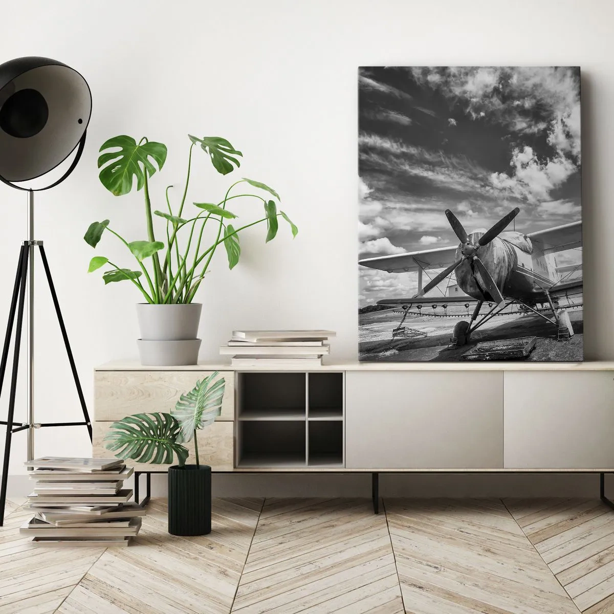 Obraz na płótnie - Stary dwupłatowiec na lotnisku pod chmurami - 50x70cm - Nie mogę się doczekać! - Nowoczesna dekoracja ścienna do salonu, kuchni i sypialni ARTTOR