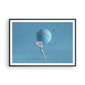 Plakat w czarnej ramie - Niebieska kula z orbitą i ludzkimi nogami na tle nieba - 100x70cm - A planety szaleją - Nowoczesna dekoracja ścienna do salonu i sypialni ARTTOR