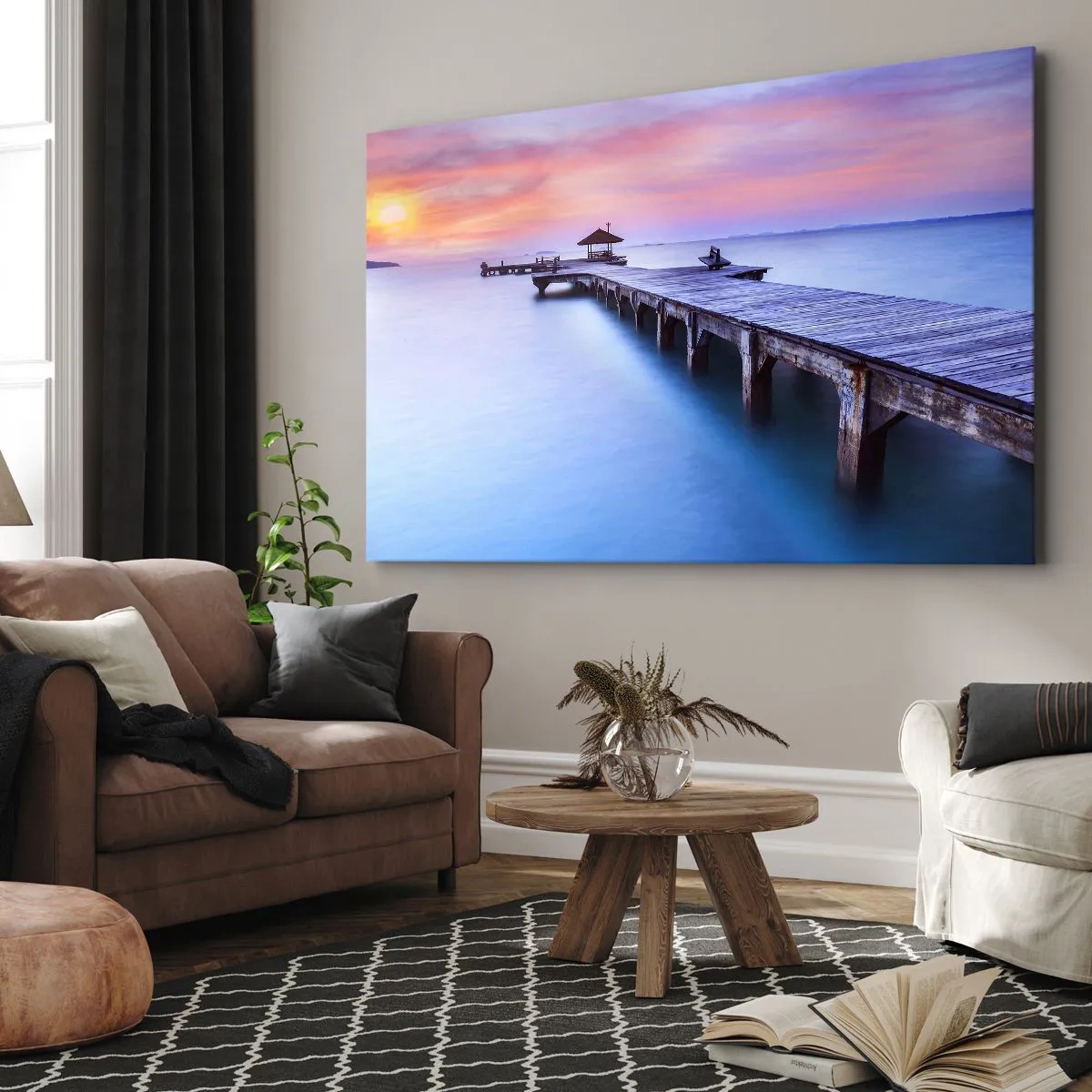Obraz na płótnie - Drewniane molo prowadzące na wodę podczas zachodu słońca - 70x50cm - Morze spokoju aż po horyzont - Nowoczesna dekoracja ścienna do salonu i sypialni ARTTOR