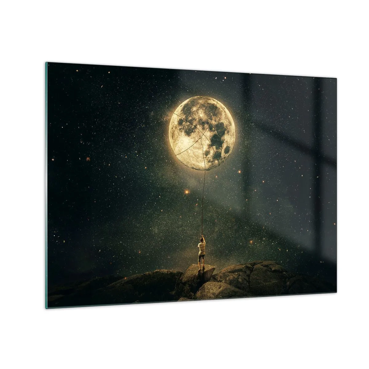 Obraz na szkle - Postać na skale trzymająca Księżyc uwięziony na linie - 70x50cm - Jeden taki, co ukradł Księżyc - Nowoczesna dekoracja ścienna do salonu i sypialni ARTTOR