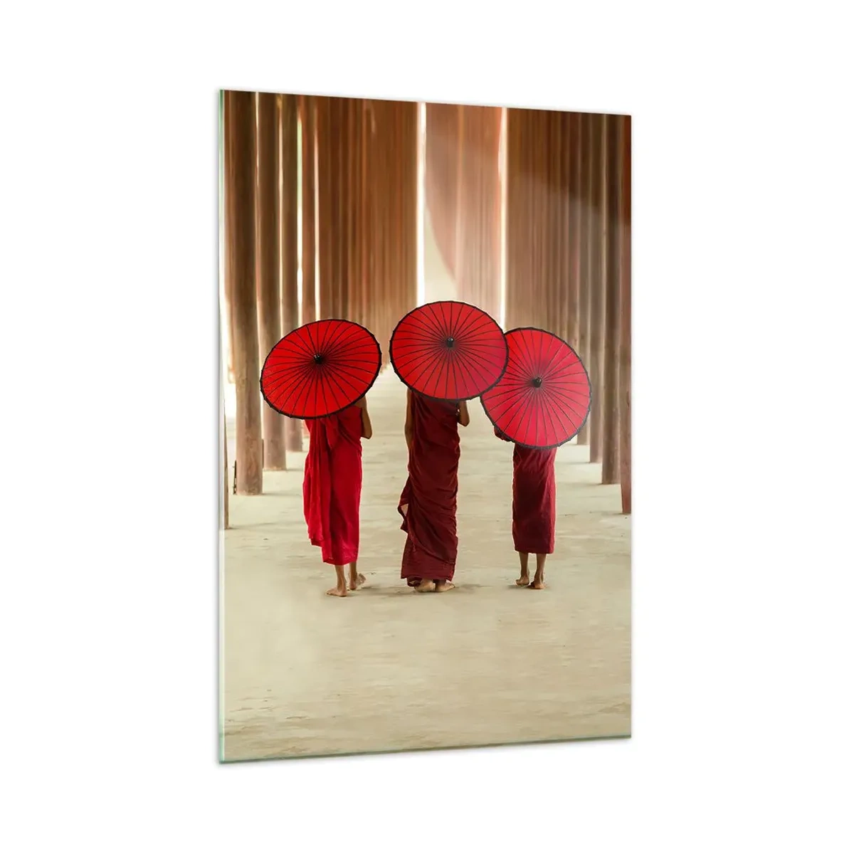 Obraz na szkle - Trzej mnisi z czerwonymi parasolami w tradycyjnej architekturze - 80x120cm - W drodze do Czystej Krainy - Nowoczesna dekoracja ścienna do salonu i sypialni ARTTOR