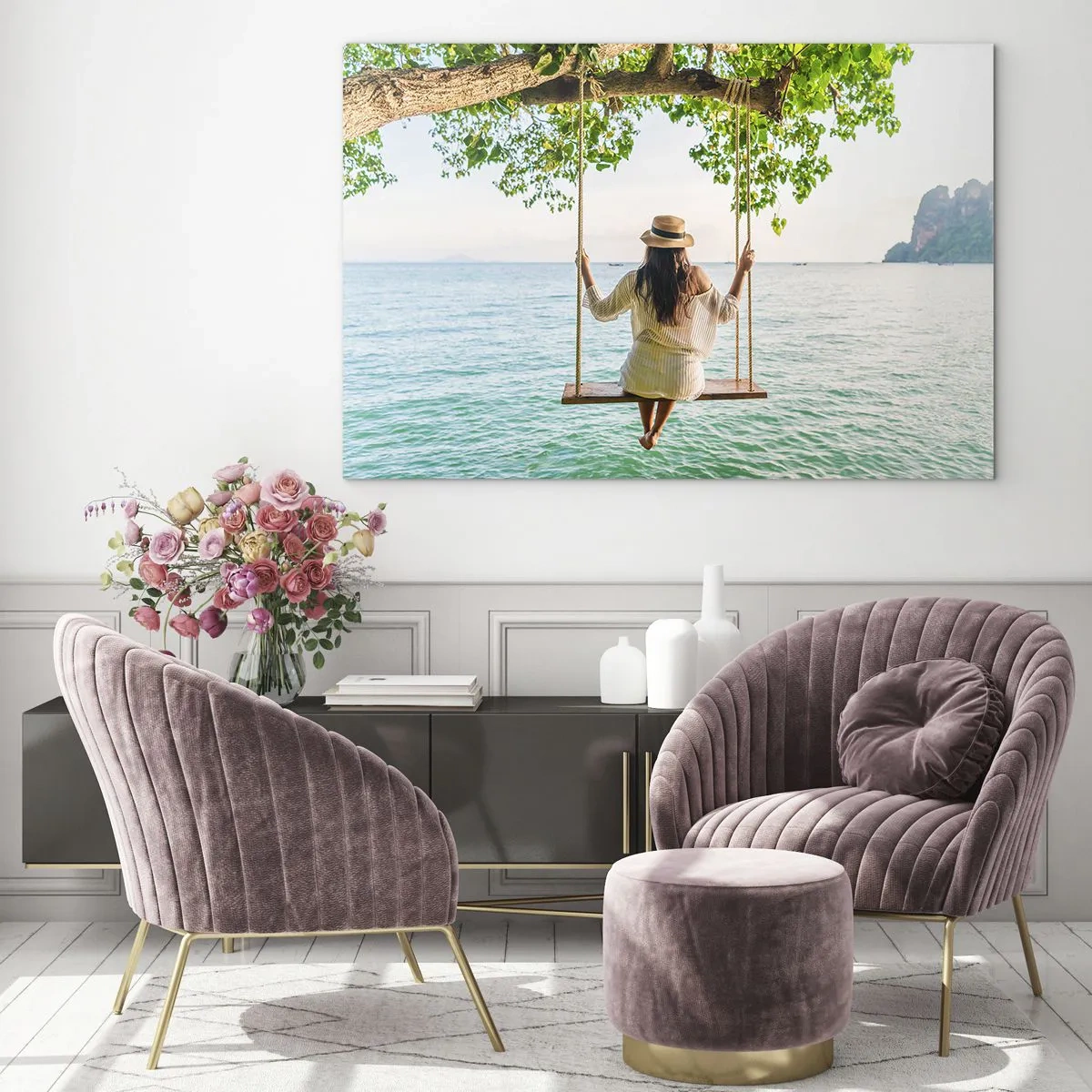 Obraz na szkle - Kobieta na huśtawce nad morzem w tropikalnym otoczeniu - 70x50cm - Życie jest piękne - Nowoczesna dekoracja ścienna do salonu i sypialni ARTTOR
