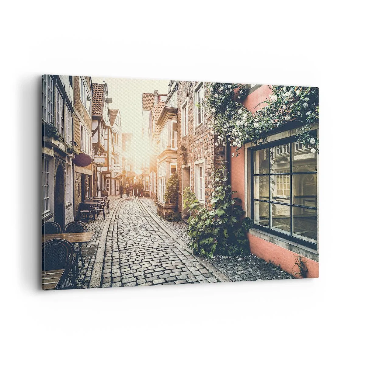 Obraz na płótnie - Urokliwa uliczka z kamiennym brukiem i kwiatami - 120x80cm - Różany zaułek w różowym blasku - Nowoczesna dekoracja ścienna do salonu, kuchni i sypialni ARTTOR