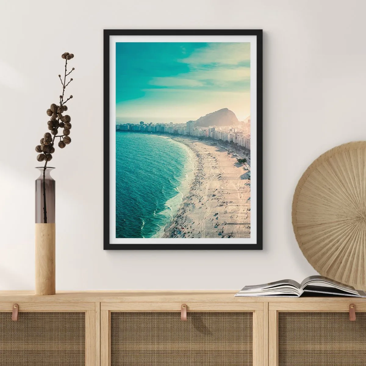 Plakat w czarnej ramie - Widok na plażę i miasto o zachodzie słońca - 50x70cm - Wieczne wakacje w Rio - Nowoczesna dekoracja ścienna do salonu i sypialni ARTTOR