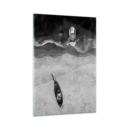 Obraz na szkle - Czarno-biały widok łodzi na plaży z lotu ptaka - 80x120cm - Jeszcze na brzegu… - Nowoczesna dekoracja ścienna do salonu i sypialni ARTTOR