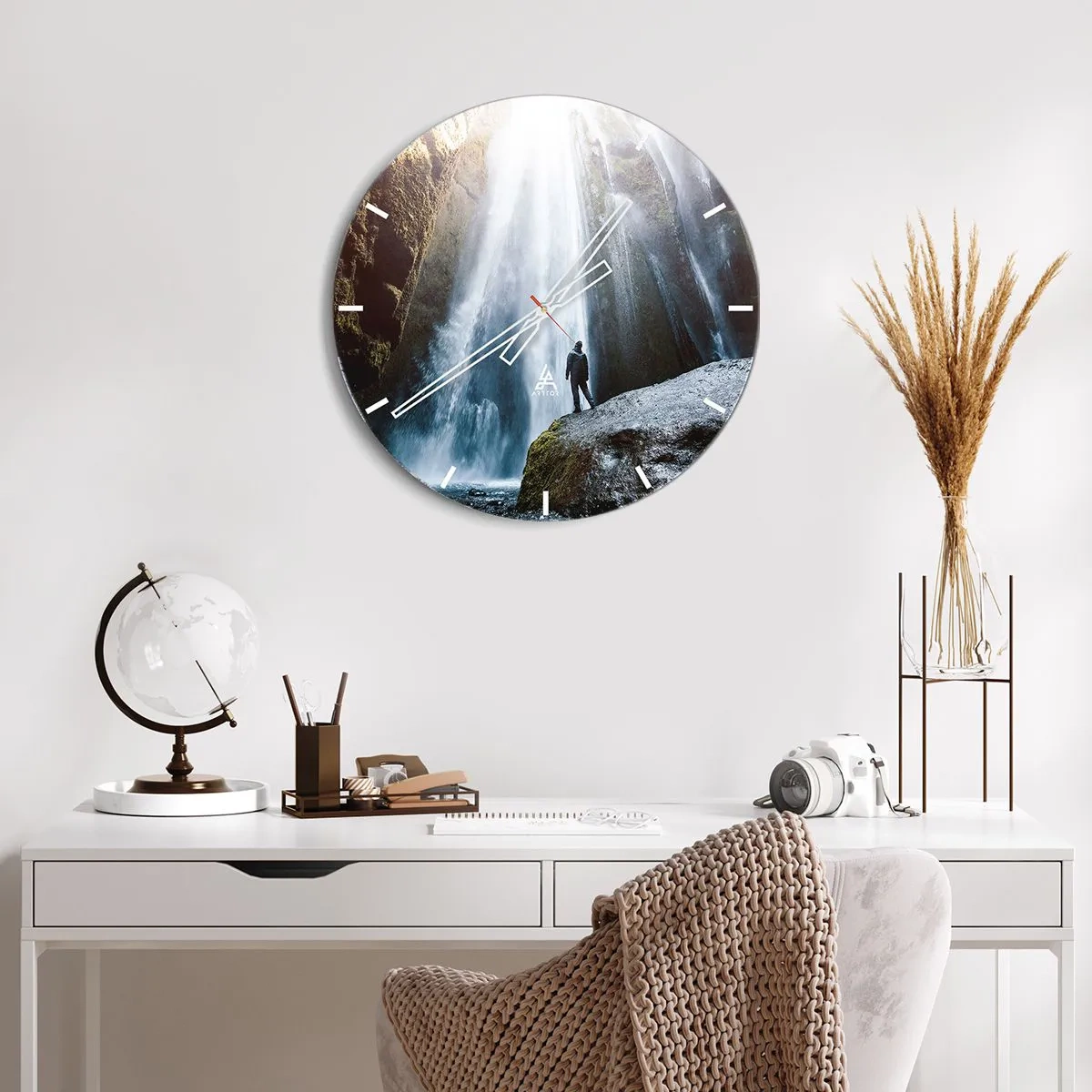 Zegar ścienny - Postać stojąca u podnóża wodospadu w świetle słońca - 30x30cm - Przywrócenie proporcji - Nowoczesna dekoracja ścienna do salonu, kuchni i sypialni ARTTOR