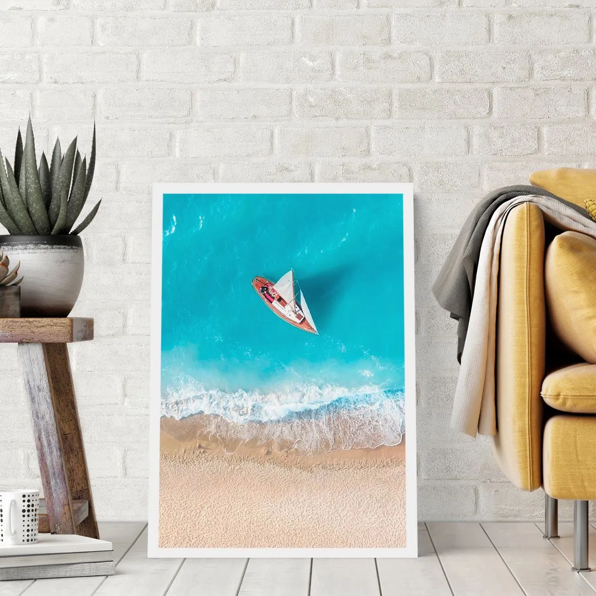 Plakat - Jacht na tle błękitnego morza przy wybrzeżu - 50x70cm - Na granicy błękitu i złota - Nowoczesna dekoracja ścienna do salonu, kuchni i sypialni ARTTOR