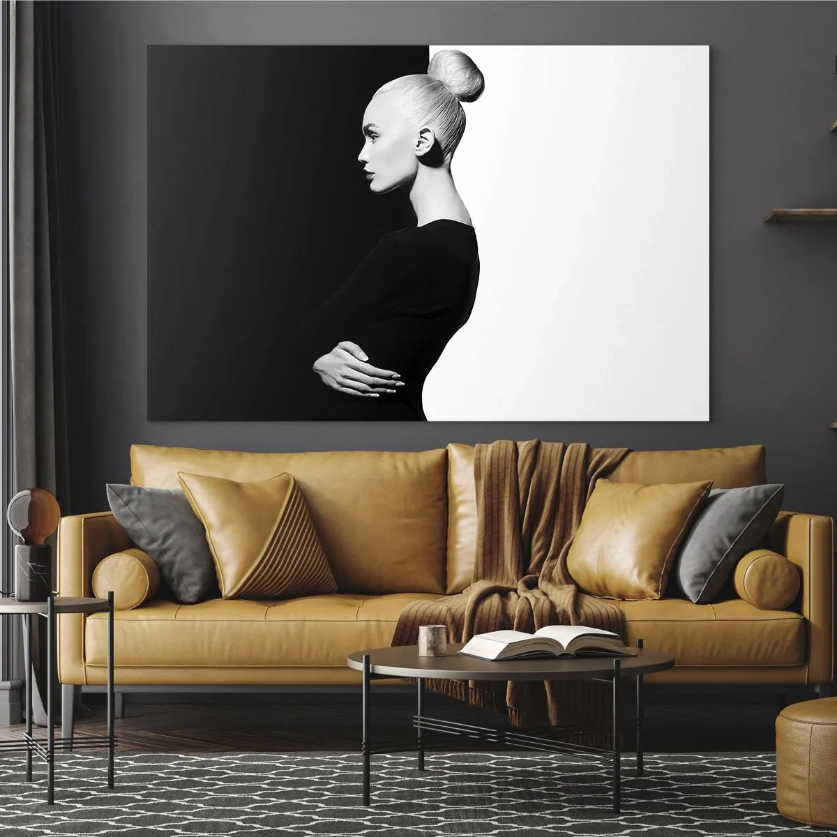 Obraz na szkle - Czarno-biały portret kobiety w eleganckim koku - 70x50cm - Po prostu kobieta - Nowoczesna dekoracja ścienna do salonu i sypialni ARTTOR