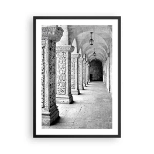 Plakat w czarnej ramie - Czarno-biała fotografia zabytkowego krużganka z kolumnami - 50x70cm - A dokąd to…? - Nowoczesna dekoracja ścienna do salonu i sypialni ARTTOR
