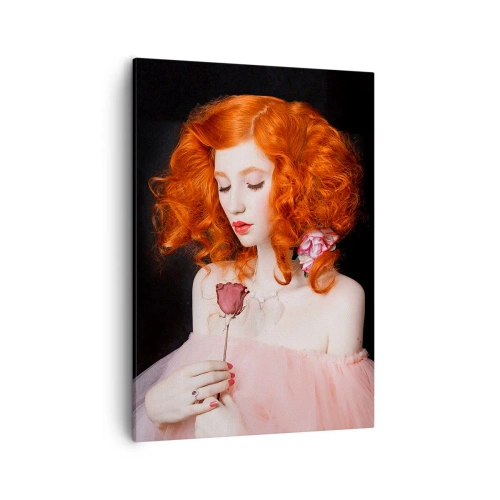 Obraz na płótnie - Portret kobiety z rudymi lokami, trzymającej różę, w barokowym stylu - 50x70cm - W barokowym stylu - Nowoczesna dekoracja ścienna do salonu, kuchni i sypialni ARTTOR