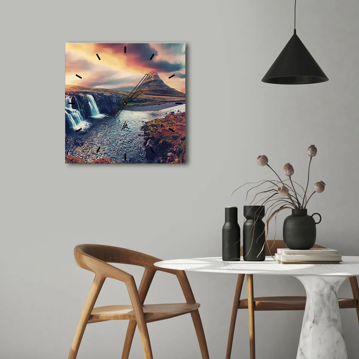 Zegar ścienny - Widok na wodospad i górę w świetle zachodzącego słońca - 30x30cm - W majestacie przyrody - Nowoczesna dekoracja ścienna do salonu i sypialni ARTTOR