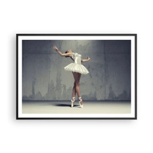 Plakat w czarnej ramie - Tancerka baletowa w białej sukni na tle surowej ściany - 100x70cm - Lekko jak ptak - Nowoczesna dekoracja ścienna do salonu i sypialni ARTTOR
