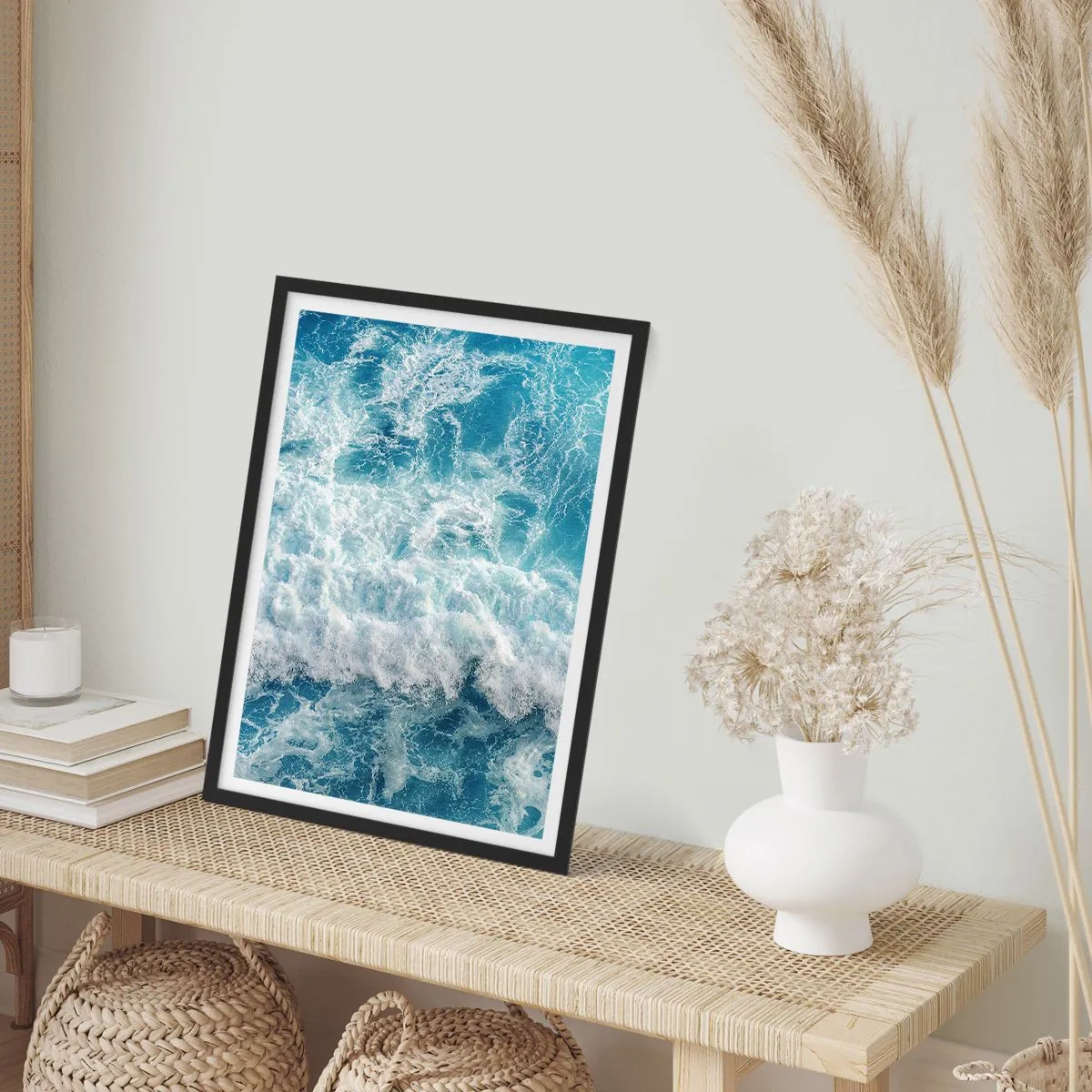 Plakat w czarnej ramie - Dynamiczne fale morskie w odcieniach błękitu - 50x70cm - Radośnie i w podskokach - Nowoczesna dekoracja ścienna do salonu i sypialni ARTTOR