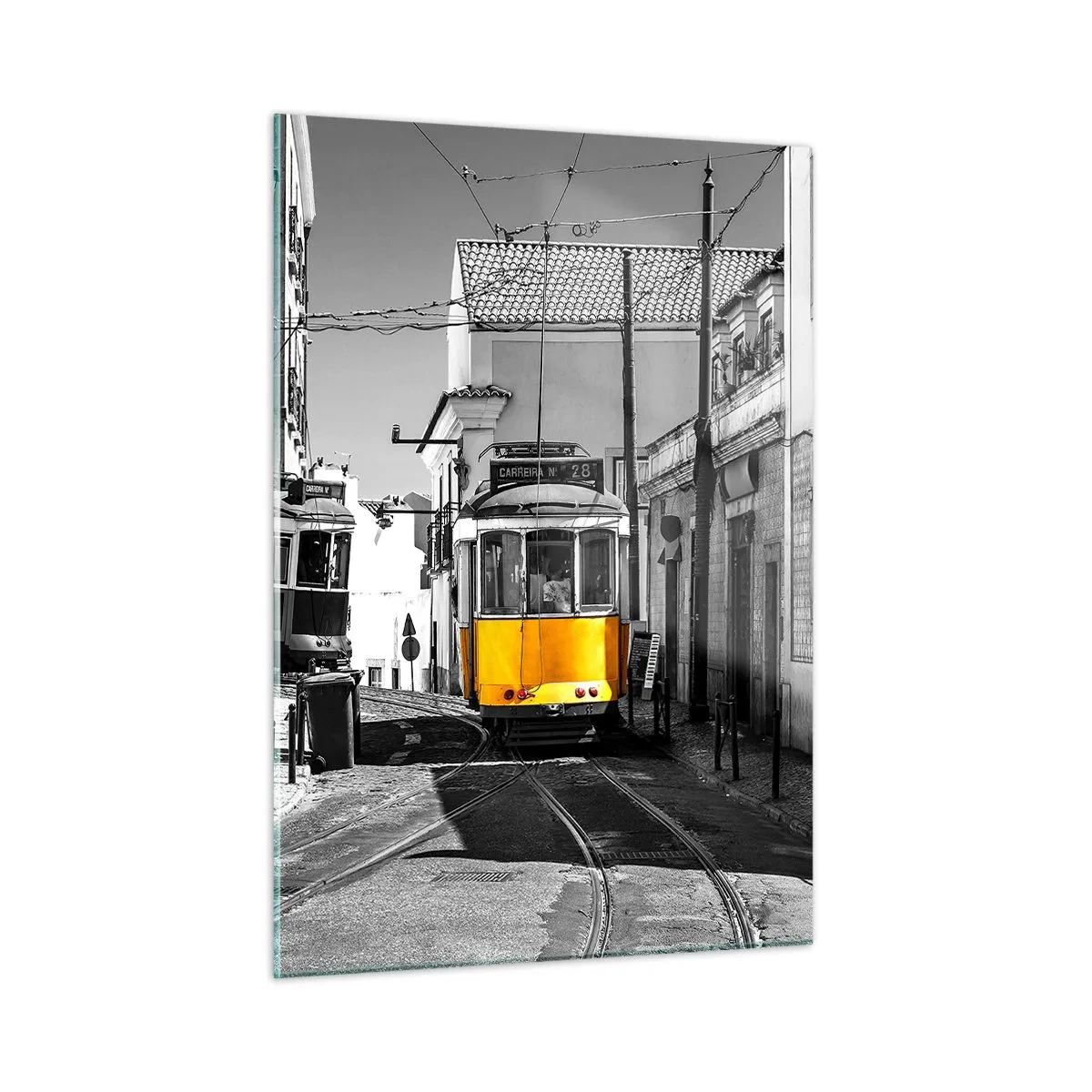 Obraz na szkle - Żółty tramwaj na czarno-białej ulicy europejskiego miasta - 50x70cm - Duch Lizbony - Nowoczesna dekoracja ścienna do salonu, kuchni i sypialni ARTTOR