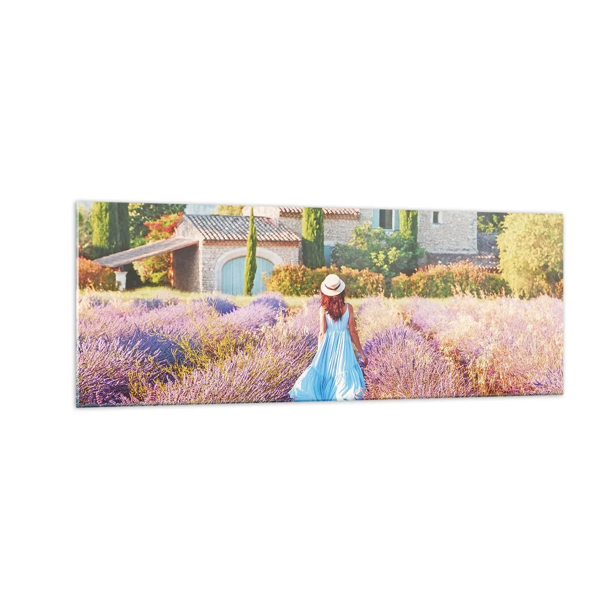 Obraz na szkle - Kobieta w błękitnej sukni spacerująca po polu lawendy z widokiem na dom - 140x50cm - Lawendowa dziewczyna - Nowoczesna dekoracja ścienna do salonu i sypialni ARTTOR