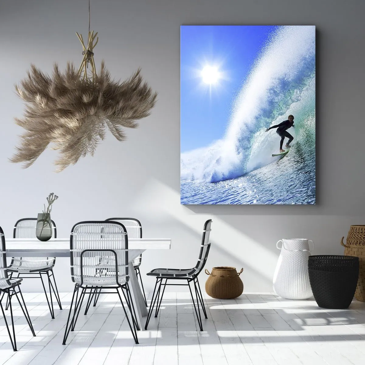 Obraz na płótnie - Surfer na desce pływający wewnątrz potężnej fali pod błękitnym niebem - 80x120cm - Przez wielki błękit - Nowoczesna dekoracja ścienna do salonu i sypialni ARTTOR