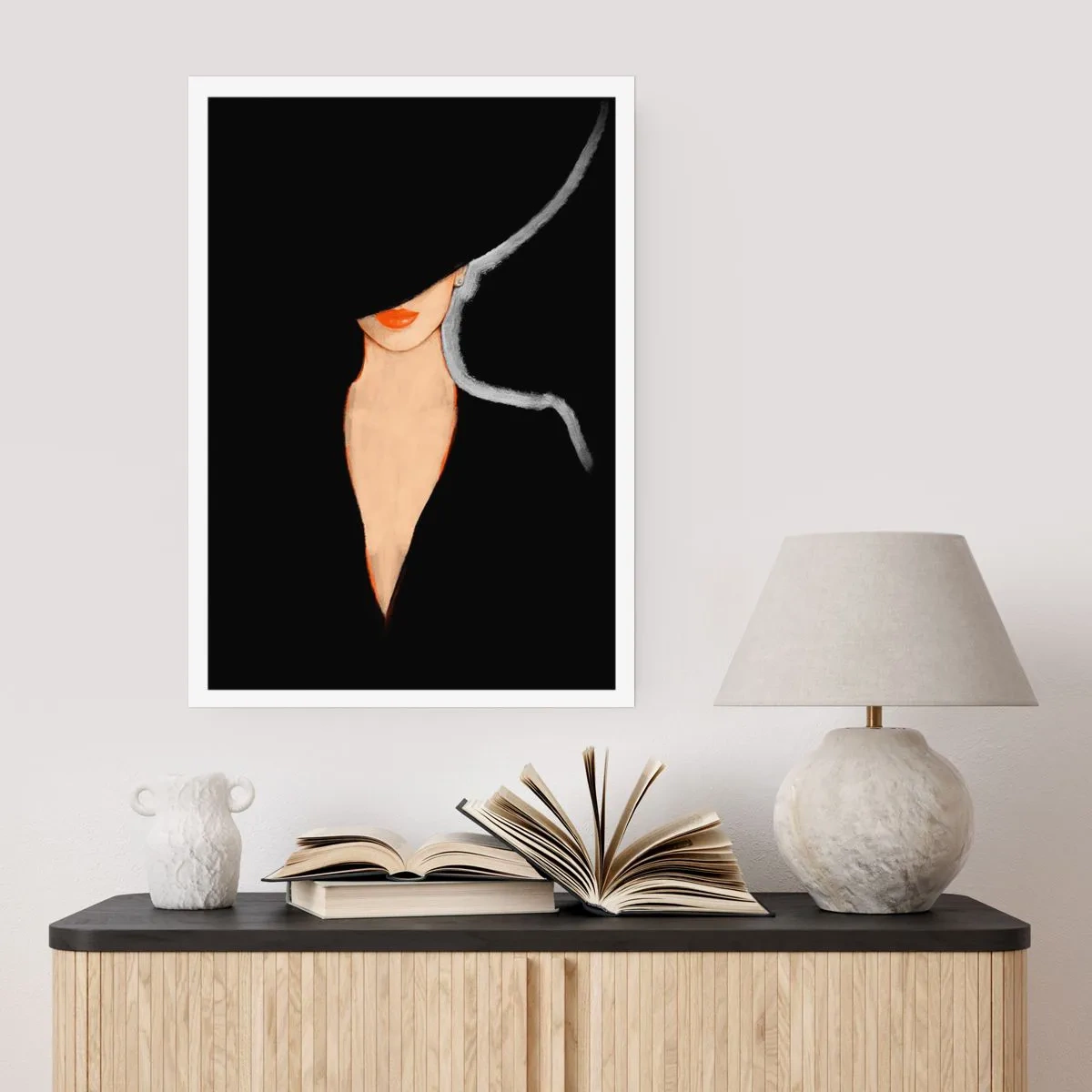 Plakat - Kobieta w kapeluszu z czerwonymi ustami na czarnym tle - 50x70cm - Elegancja i styl - Nowoczesna dekoracja ścienna do salonu, kuchni i sypialni ARTTOR