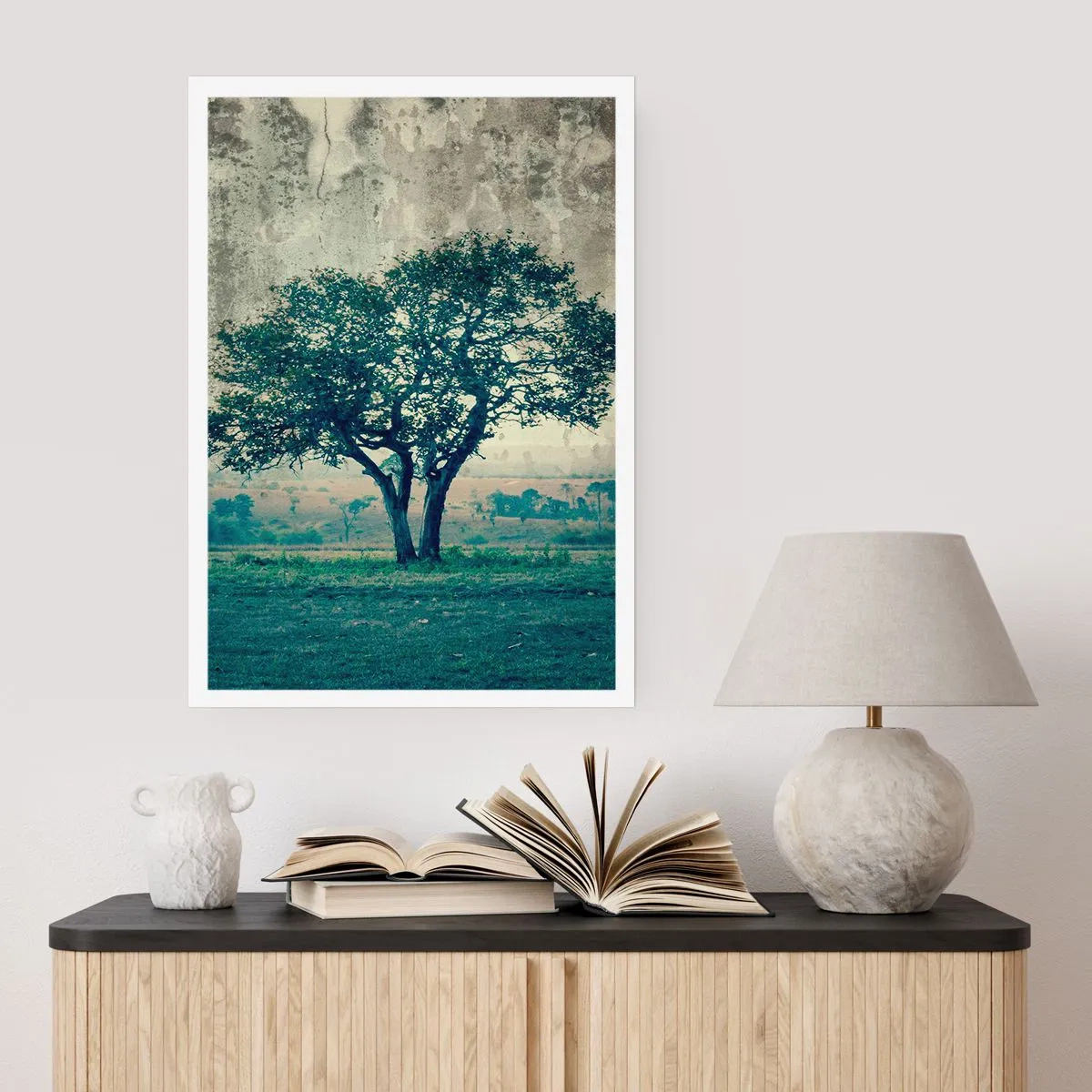 Plakat - Samotne drzewo na tle rustykalnego krajobrazu - 50x70cm - Jabłoń na błękitnym błoniu? - Nowoczesna dekoracja ścienna do salonu, kuchni i sypialni ARTTOR