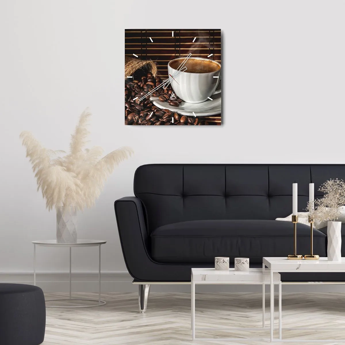 Zegar ścienny - Filiżanka kawy z ziarnami na tle bambusowym - 30x30cm - Czarność węgla, przejrzystość bursztynu - Nowoczesna dekoracja ścienna do salonu i sypialni ARTTOR
