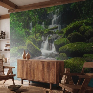 Fototapeta Premium Sand - Malowniczy wodospad w tropikalnym lesie otoczony zielenią - 100x70cm - Turkus, szafiry i płynne srebro - Nowoczesna dekoracja ścienna do salonu, kuchni i sypialni ARTTOR