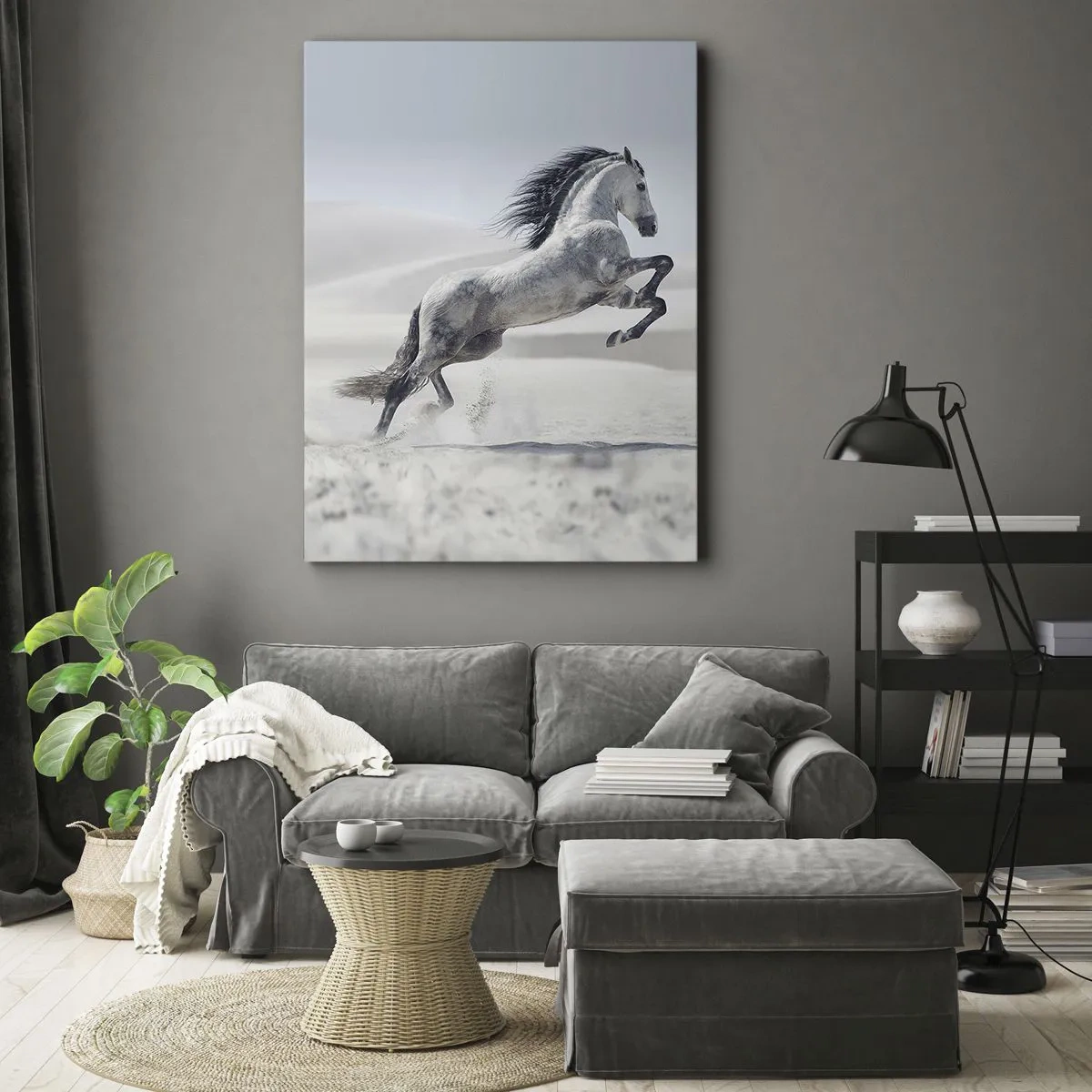 Obraz na płótnie - Biały koń w galopie na tle pustynnych wydm - 70x100cm - Arabski książę - Nowoczesna dekoracja ścienna do salonu i sypialni ARTTOR