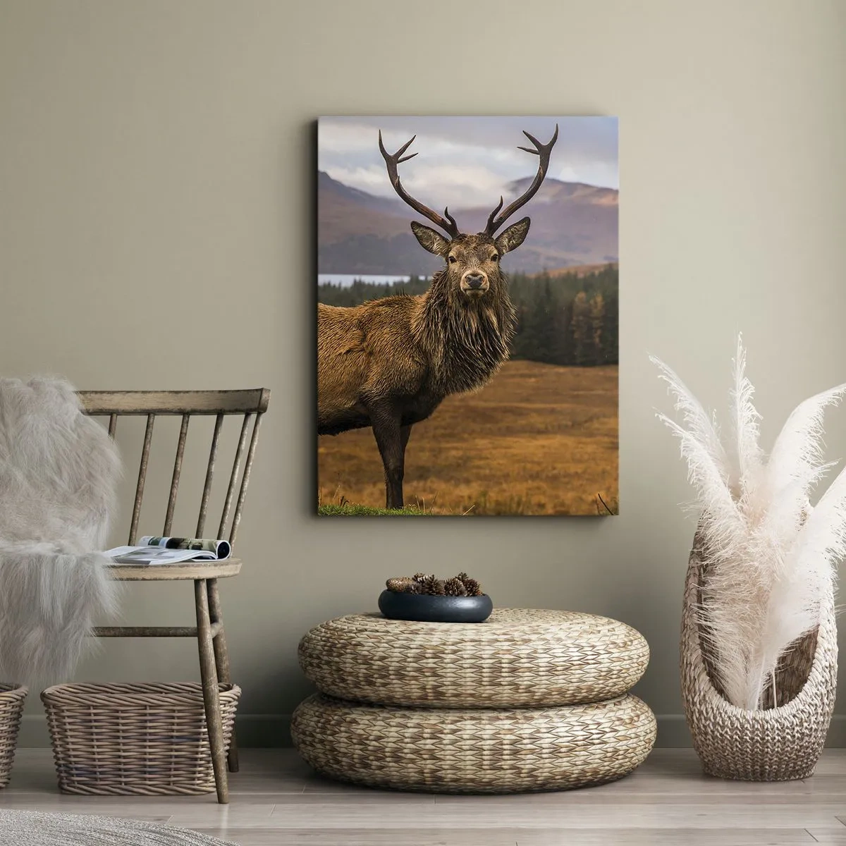 Obraz na płótnie - Dostojny jeleń na tle gór i jesiennego krajobrazu - 50x70cm - Majestat natury - Nowoczesna dekoracja ścienna do salonu, kuchni i sypialni ARTTOR