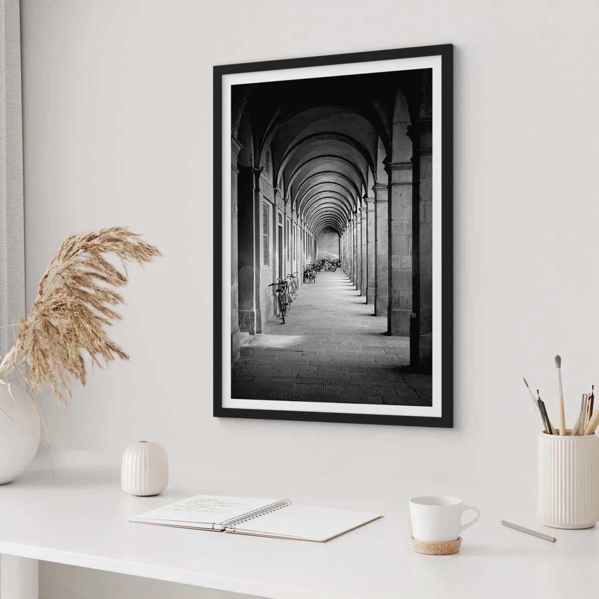 Plakat w czarnej ramie - Czarno-biała architektura arkad - 50x70cm - Pod arkadami - Nowoczesna dekoracja ścienna do salonu i sypialni ARTTOR