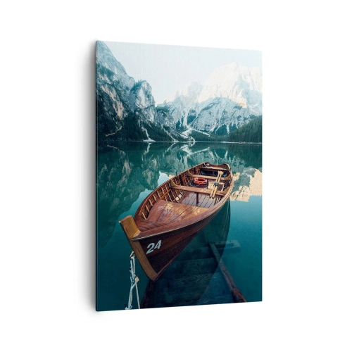 Obraz na płótnie - Drewniana łódka na spokojnym jeziorze otoczonym górami - 70x100cm - Jak na szkle malowane - Nowoczesna dekoracja ścienna do salonu i sypialni ARTTOR