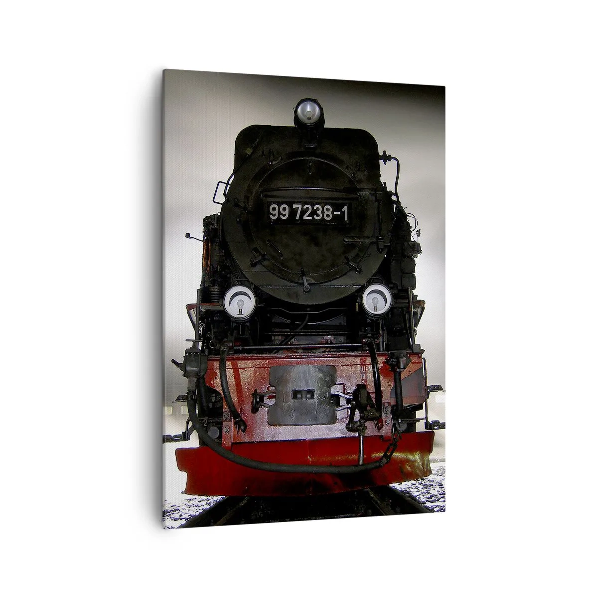 Obraz na płótnie - Parowóz otoczony parą na tle ciemnego nieba w klimatycznej scenerii - 70x100cm - Stoi i sapie, dyszy i dmucha - Nowoczesna dekoracja ścienna do salonu i sypialni ARTTOR